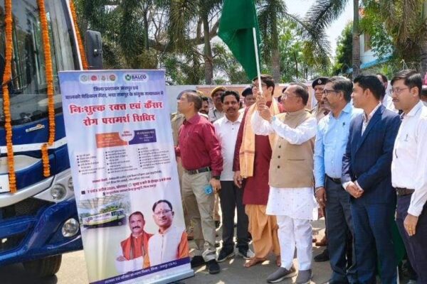 मुख्यमंत्री विष्णुदेव साय ने कैंसर डिटेक्शन वैन को हरी झंडी दिखाकर किया रवाना Cancer Detection