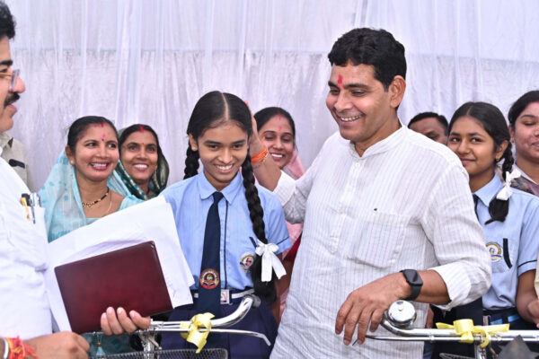 जिला स्तरीय शाला प्रवेशोत्सव में मेधावी छात्रों को किया सम्मानित, राजस्व मंत्री टंक राम वर्मा हुए शामिल School Opening