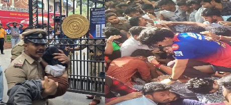 RCB की विक्ट्री परेड के दौरान मची भगदड़ में गई 11 लोगों की जानें, 50 से अधिक लोग घायल Stampede at Bangalore