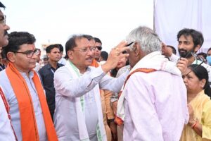CM Sai made beneficiaries wear spectacles
